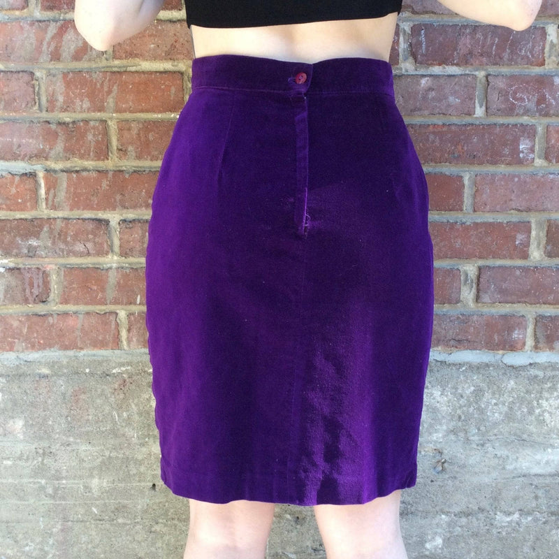 Back view of 1980s "Le Château" High-waisted Purple Velvet Fitted Skirt, for sale at bohemevintage.com Montréal