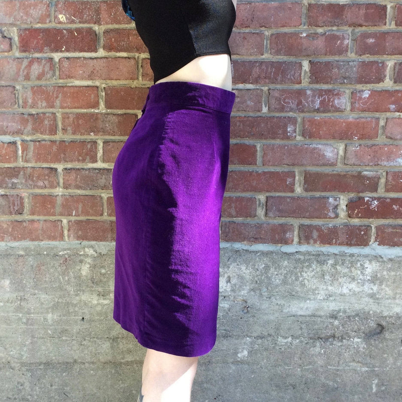 Side view of Side view of 1980s "Le Château" High-waisted Purple Velvet Fitted Skirt, for sale at bohemevintage.com Montréal