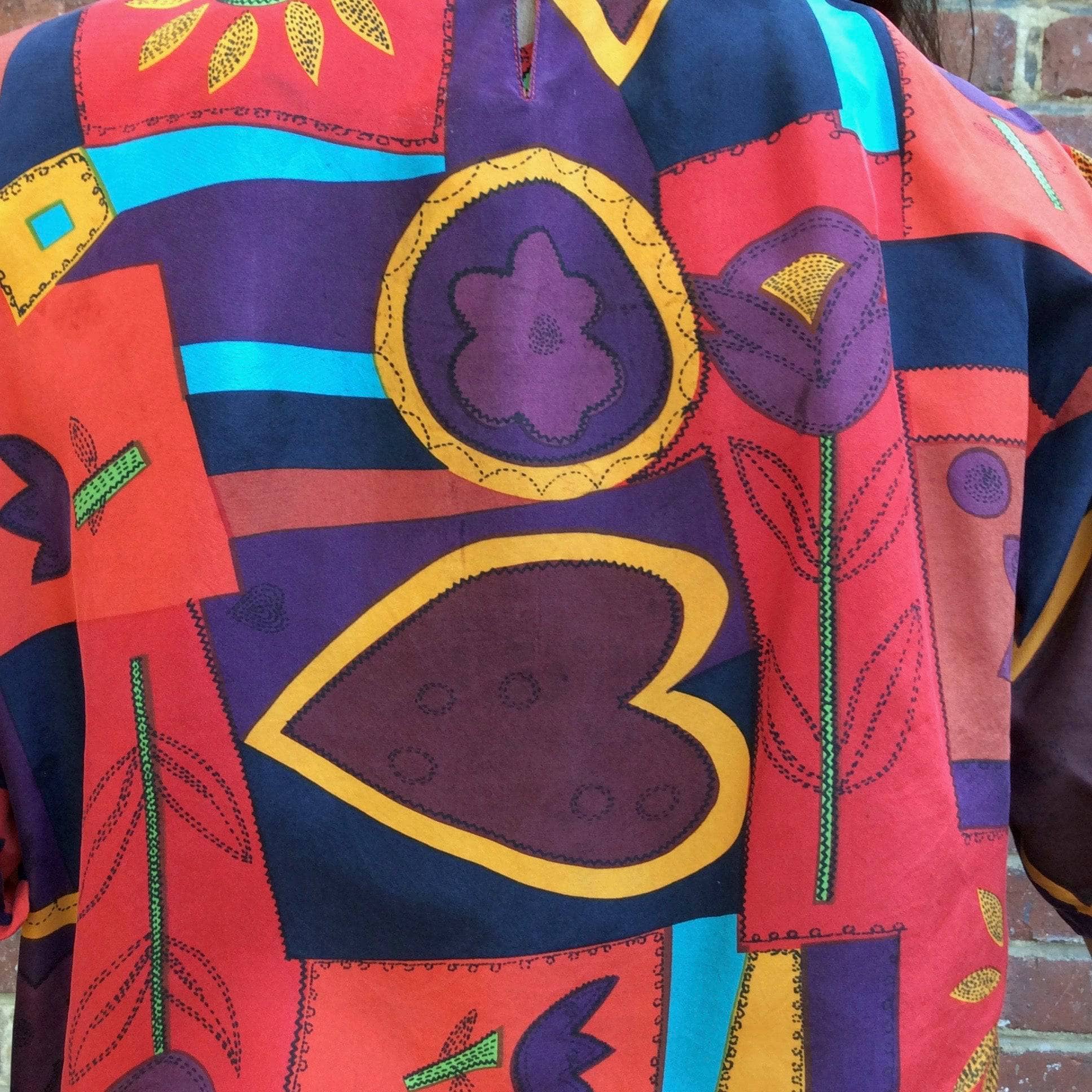 Print details of 1980s "OSCAR DE LA RENTA" Short Sleeve Silk Top, for sale at bohemevintage.com Montréal