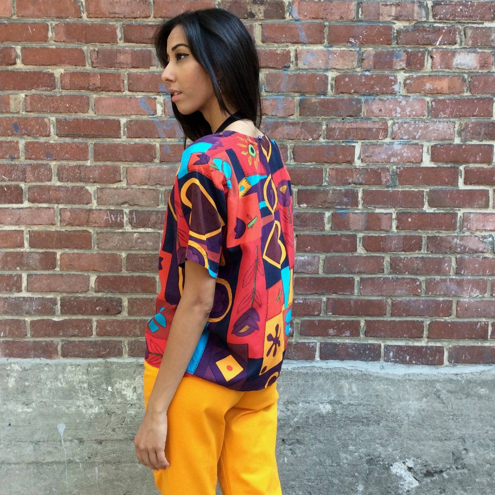 Side view of 1980s "OSCAR DE LA RENTA" Short Sleeve Silk Top, for sale at bohemevintage.com Montréal