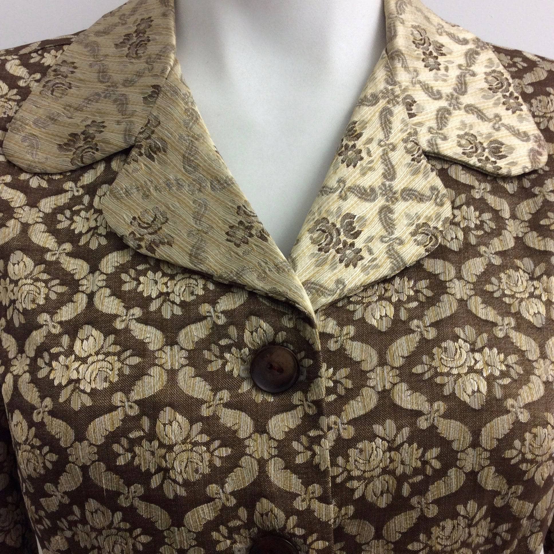 Neck & Chest Close-Up of 1990s "BARBEAU Montréal" White Cotton Brocade Double Breasted Blazer size Small, sold by bohemevintage.com Montreal