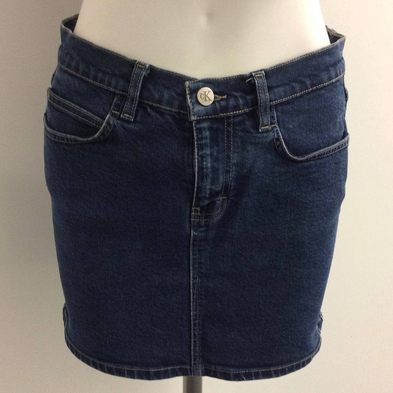 Close-Up of 1990s Calvin Klein Medium Rise Denim Mini Skirt, Size Small, sold by bohemevintage.com Montreal