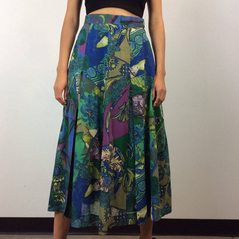 Front Close up view of 1990s Geiger Midi Length Bold Print Pleated lightweight wool Skirt Size Small Medium sold by Bohemevintage.com Montreal