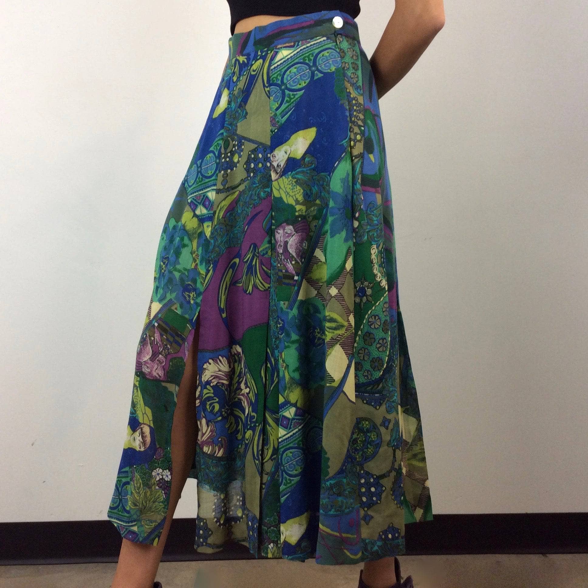 Close up view of 1990s Geiger Midi Length Bold Print Pleated lightweight wool Skirt Size Small Medium sold by Bohemevintage.com Montreal