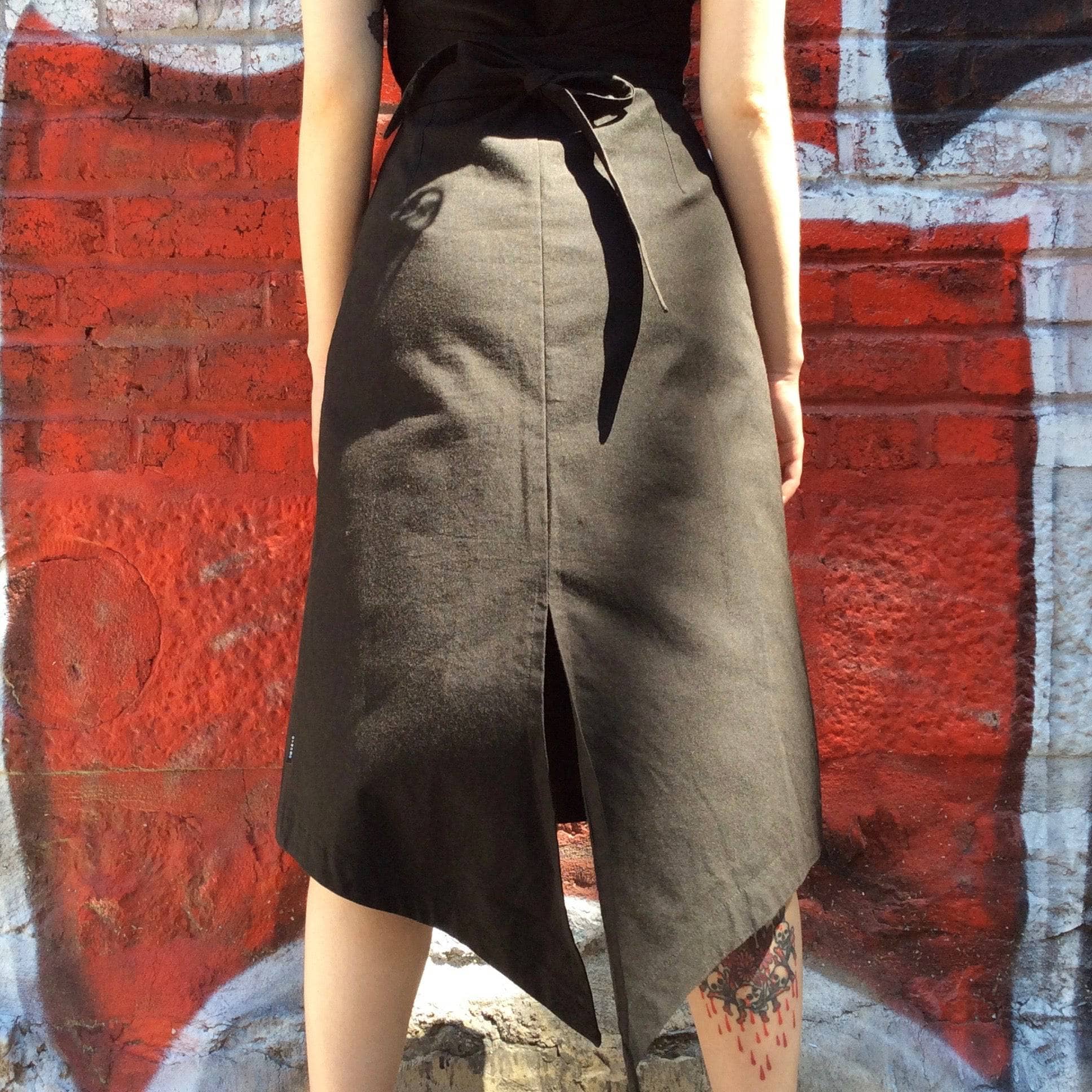 Lower Back View of 2000s "Kitchen ORANGE" Black sleeveless cocktail dress size Small/Medium, sold by bohemevintage.com Montreal