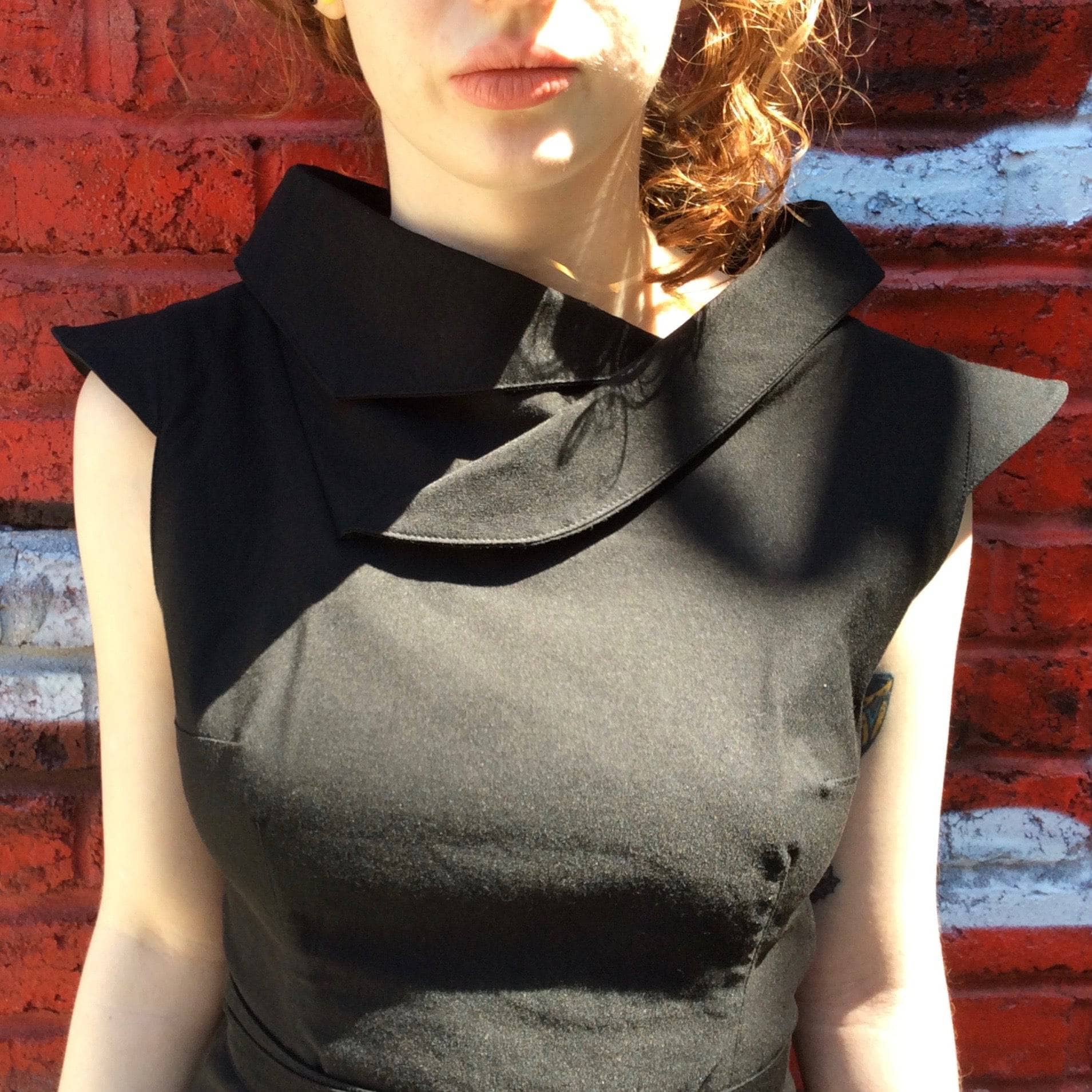 Shoulder & chest Close-up of 2000s "Kitchen ORANGE" Black sleeveless cocktail dress size Small/Medium, sold by bohemevintage.com Montreal