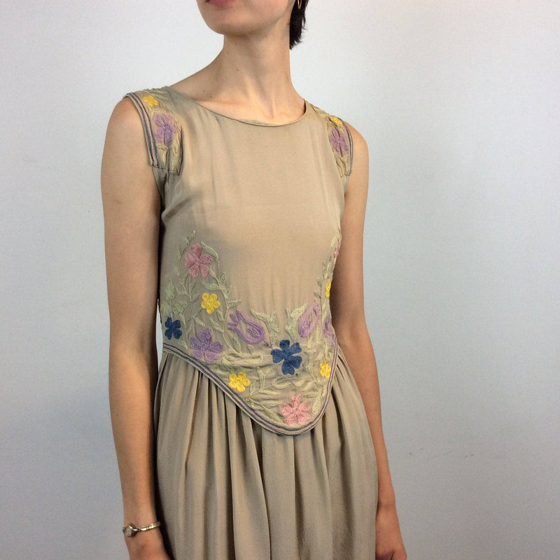 Embroidered Asymmetrical Flowy Silk Dress size Small, sold by bohemevintage.com Montréal