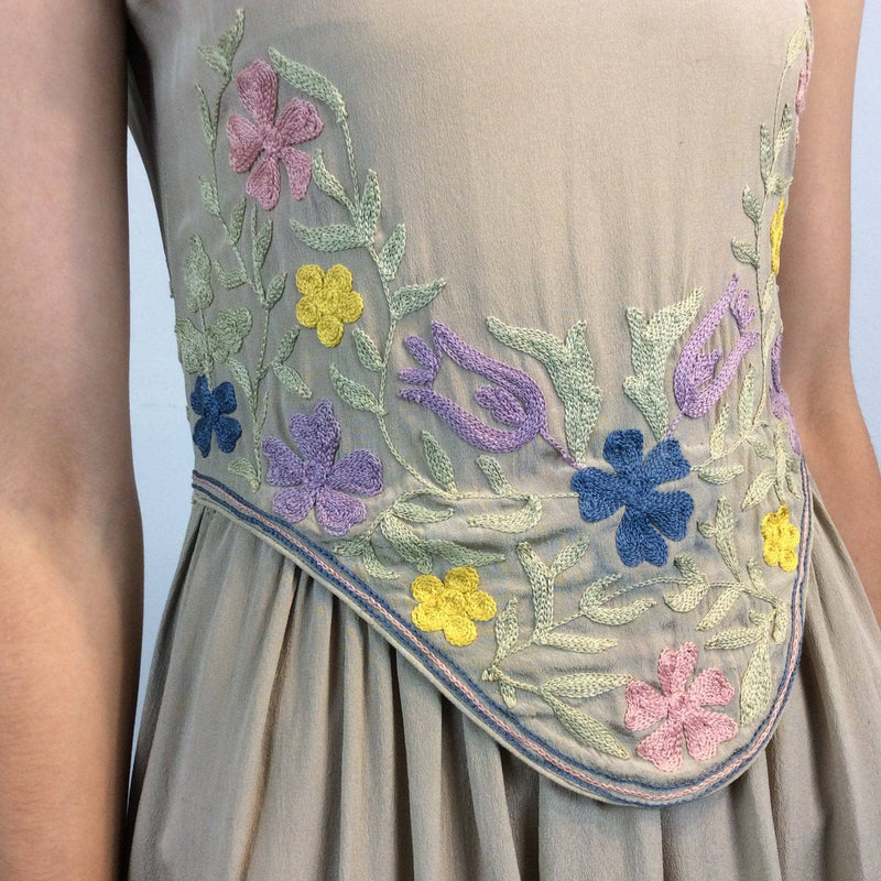 Close -Up of Embroidery of Embroidered Asymmetrical Flowy Silk Dress size Small, sold by bohemevintage.com Montréal