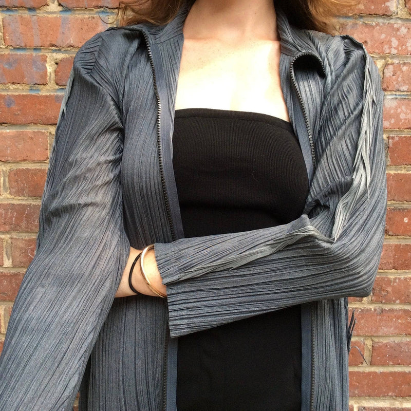Close-up View of open Issey Miyake Long Asymmetrical Light-Weight Crinkle Coat, sold by bohemevintage.com Montréal