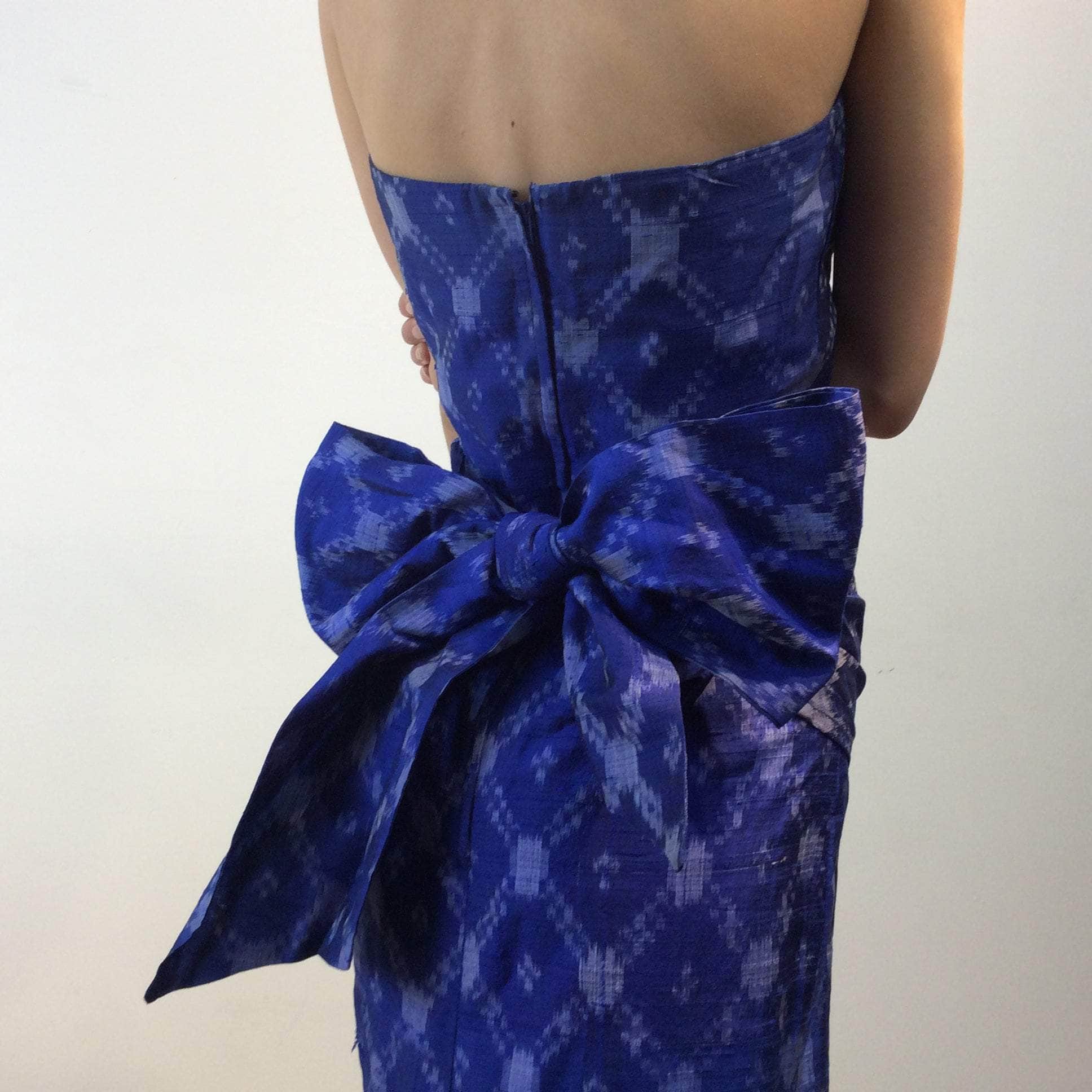 Close-up view of  back of Midnight Blue Strapless Ikat Silk Midi Dress Size Extra Small Sold by bohemevintage.com Montreal