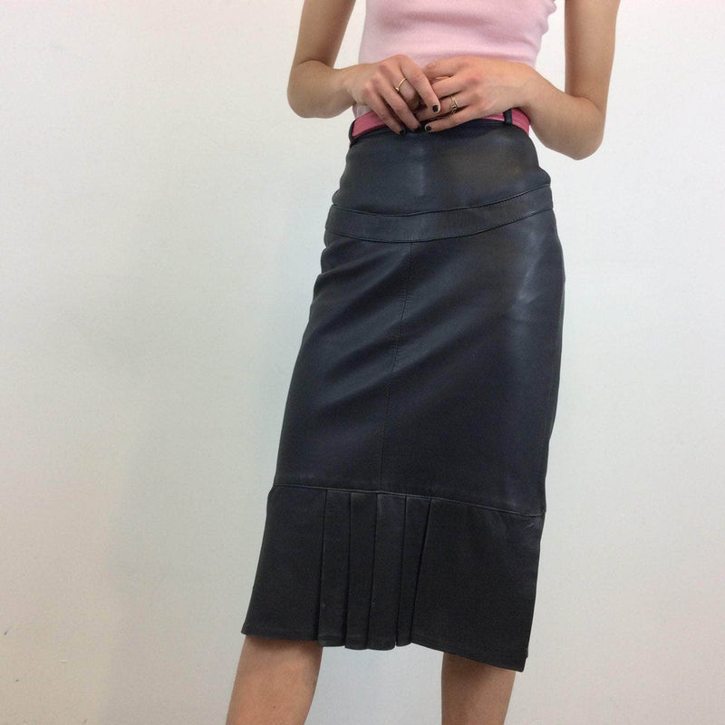 1990s High-Waisted Straight Cut Midi Black Leather Skirt Size extra small- small sold by bohemevintge.com
