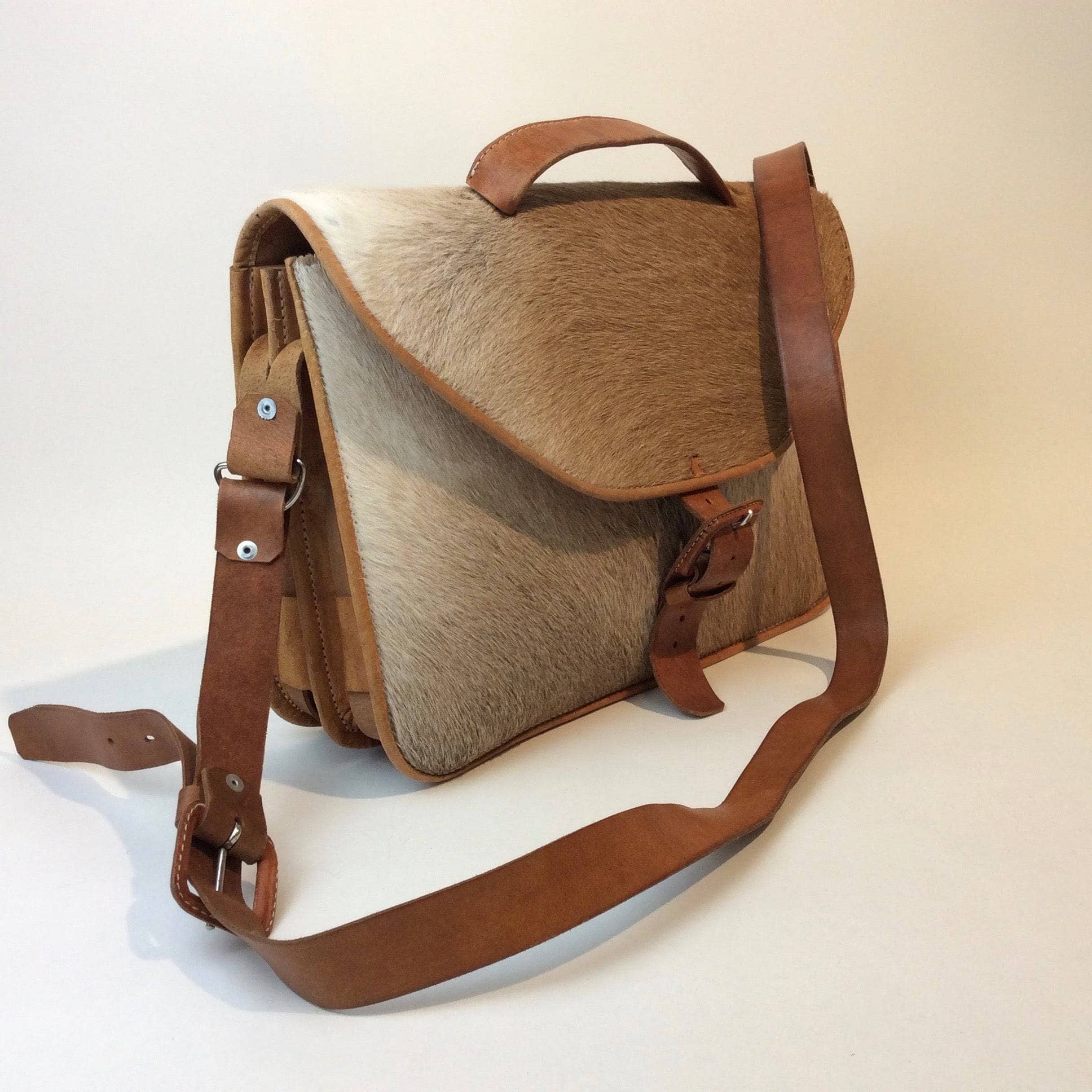 Side View of Vintage Leather and Horse Hair Messenger Bag, sold by bohemevintage.com Montréal