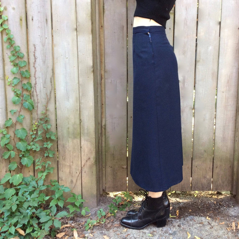 Siize view of 1940s Navy lightweight wool midi skirt size Small sold by bohemevintage.com Montréal